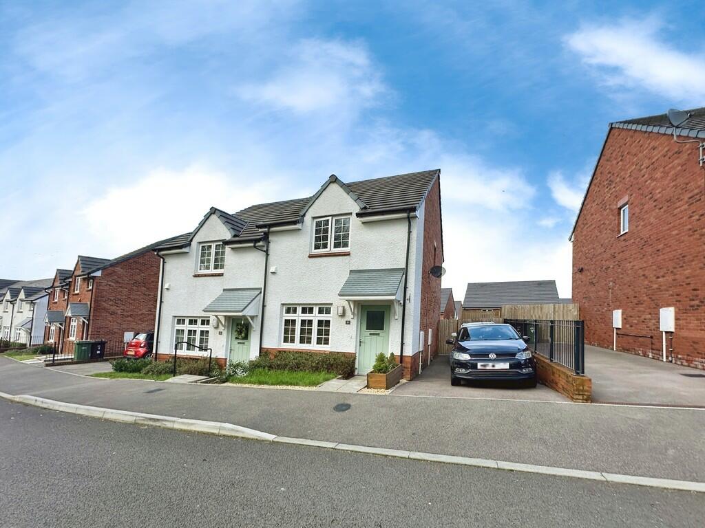 2 bedroom semidetached house for sale in Bryngolwg, Croespenmaen