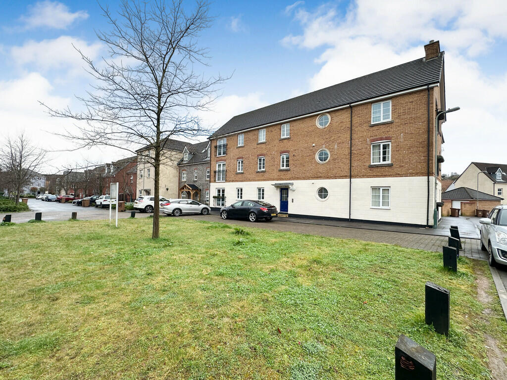 2 bedroom ground floor flat for sale in Dragon Way, Cwm Calon, CF82