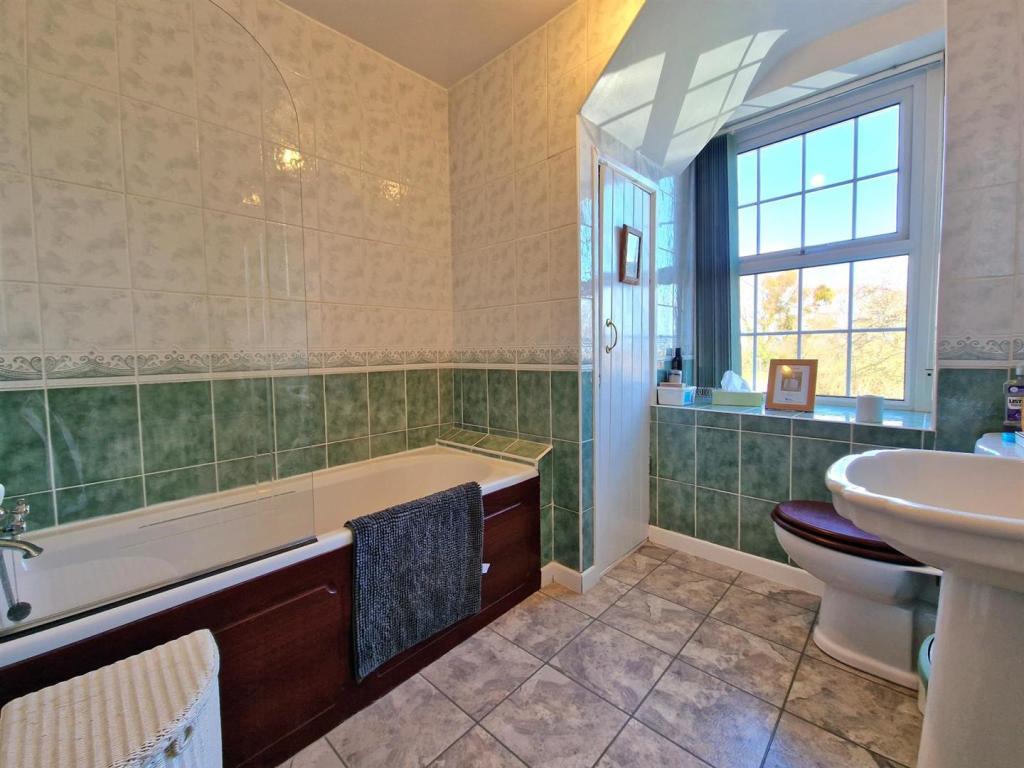 4 bedroom country house for sale in Cliffords Mesne, Newent, GL18