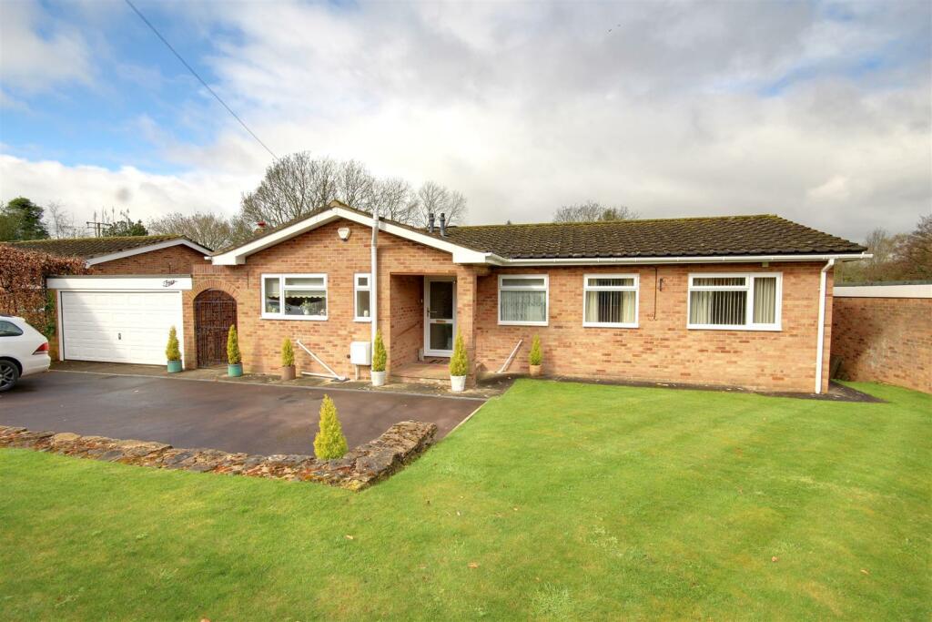 4 bedroom detached bungalow for sale in Cherry Bank, Newent, GL18