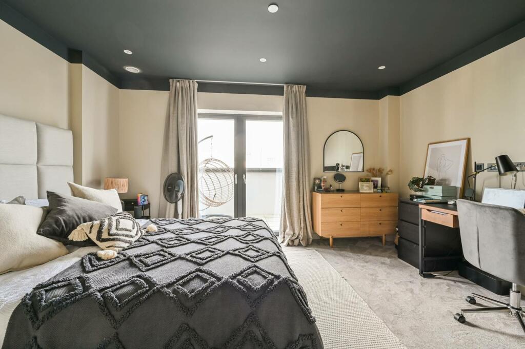 2 bedroom flat for sale in Ufford Street, Southwark, London, SE1