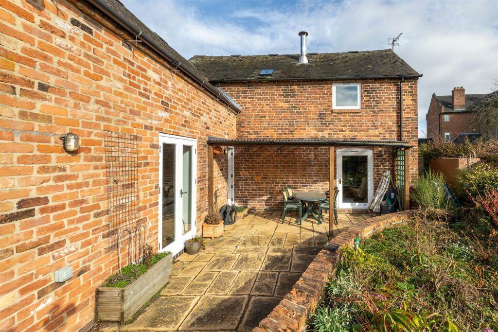 3 bedroom barn conversion for sale in Brook Street, Hartshorne