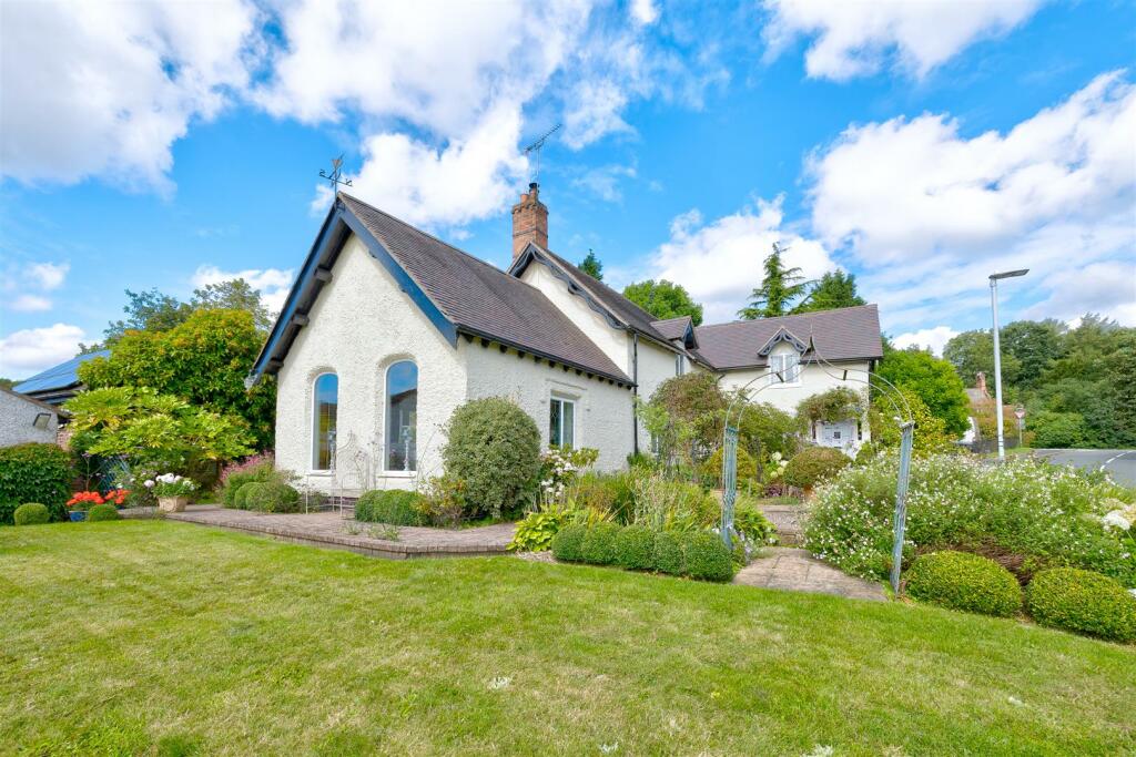 3 bedroom character property for sale in Ashby Road, Coleorton, LE67