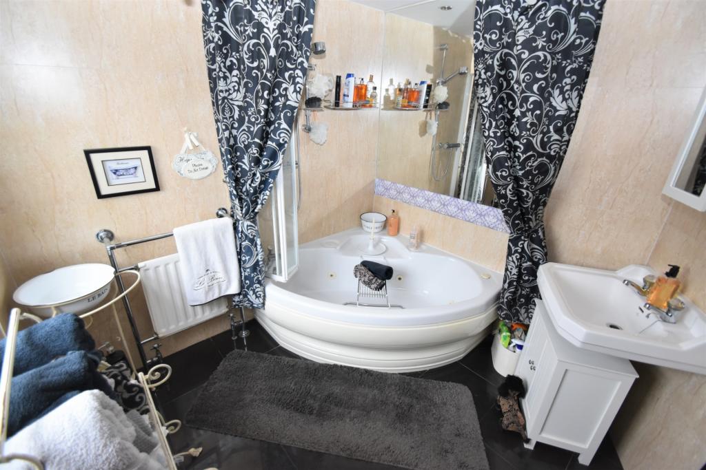 4 bedroom detached house for sale in Winthorpe Avenue, Skegness, PE25