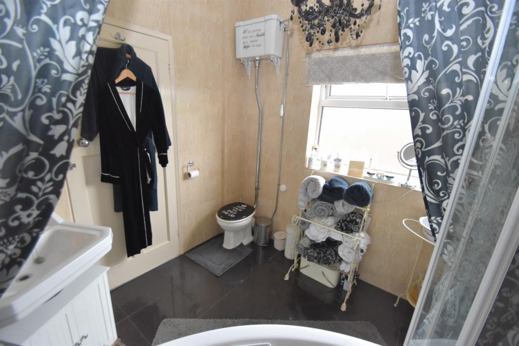 4 bedroom detached house for sale in Winthorpe Avenue, Skegness, PE25