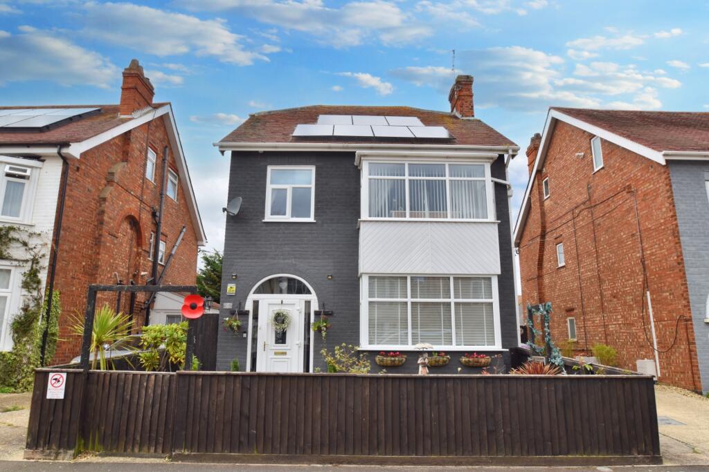 6 bedroom house for sale in Glentworth Crescent, Skegness, PE25