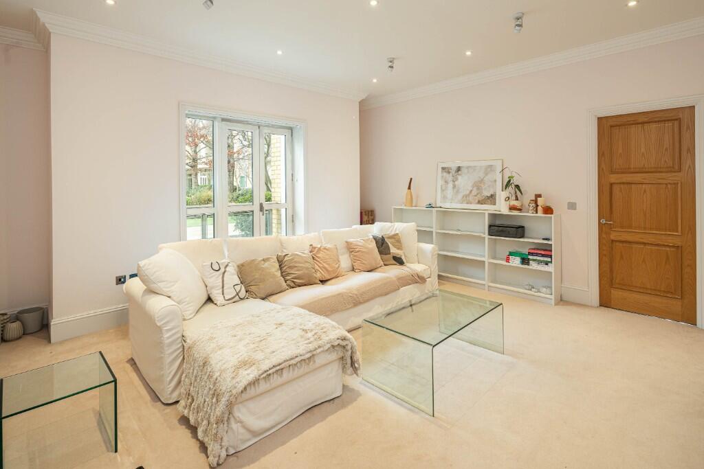 Main image of property: Westferry Circus, London, E14