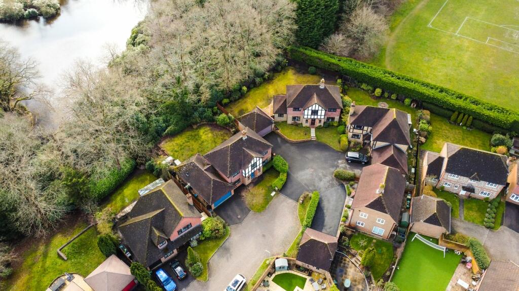 5 bedroom detached house for sale in Heywood Drive, Bagshot, GU19