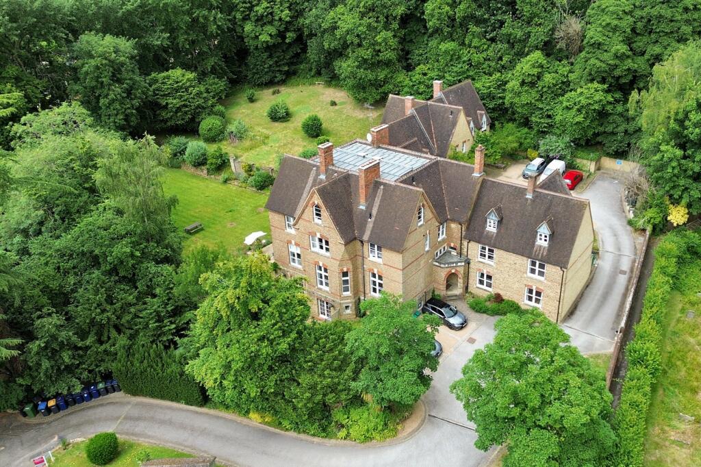 2 bedroom flat for sale in Deanery Road, Godalming, Surrey, GU7