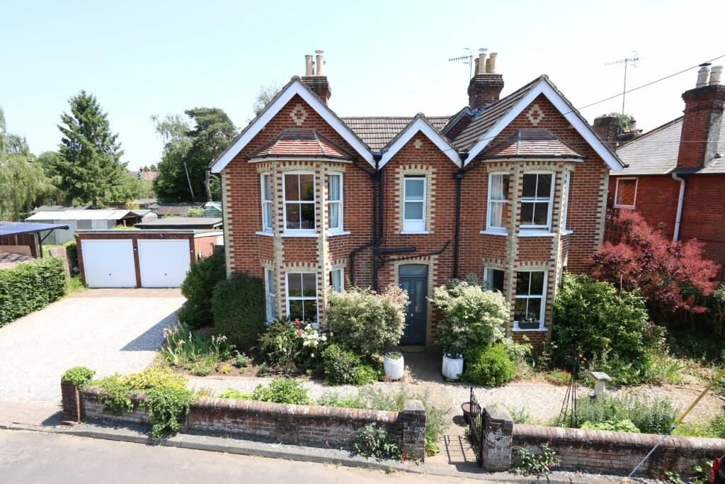 4 bedroom detached house for sale in Lower Manor Road, Milford