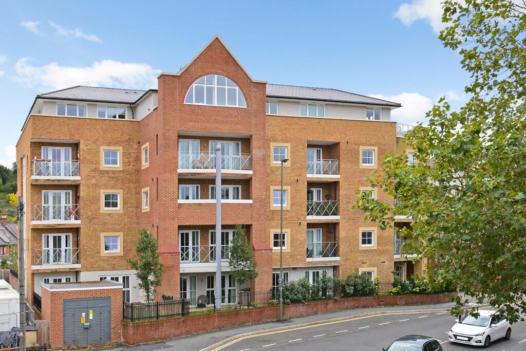 3 bedroom flat for sale in Flambard Way, Godalming, Surrey, GU7