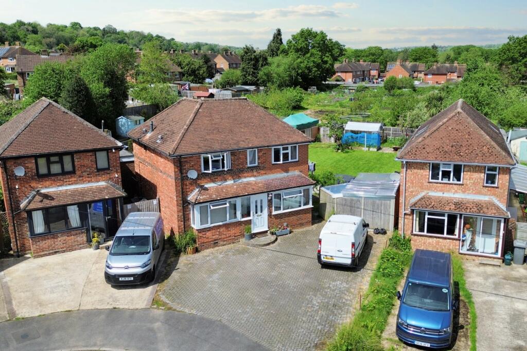 3 bedroom detached house for sale in Combe Road, Surrey, GU7