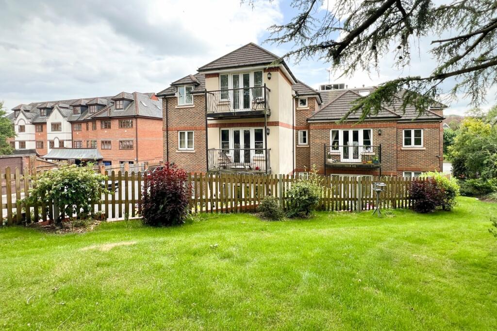 2 bedroom flat for sale in Meadrow, Godalming, Surrey, GU7