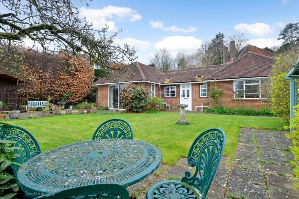 3 bedroom bungalow for sale in Meadow Close, Godalming, Surrey, GU7