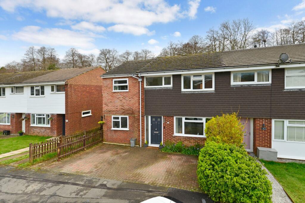 4 bedroom end of terrace house for sale in Busdens Way, Milford