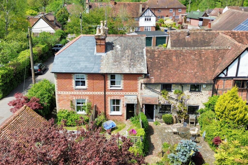 2 bedroom terraced house for sale in The Square, Elstead, Godalming