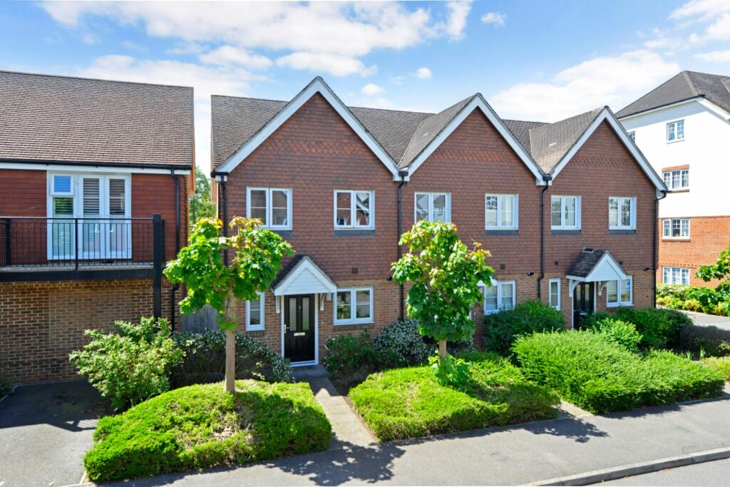 2 bedroom end of terrace house for sale in Alderbank Drive, Godalming