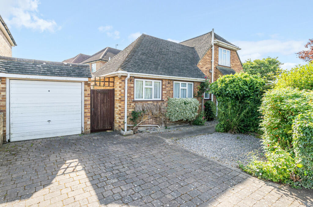 3 bedroom detached house for sale in Furze Lane, Godalming, Surrey, GU7