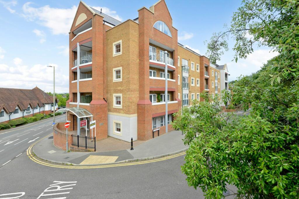 2 bedroom flat for sale in Flambard Way, Godalming, Surrey, GU7