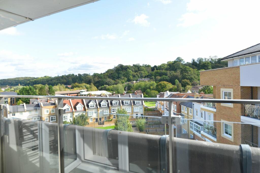 4 bedroom flat for sale in Flambard Way, Godalming, Surrey, GU7