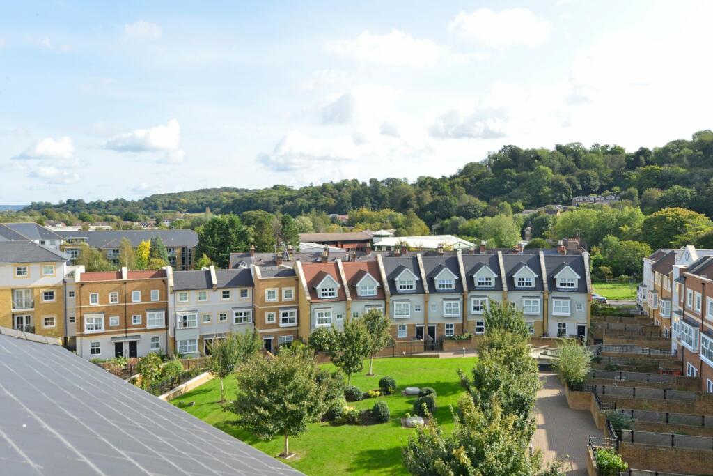 4 bedroom flat for sale in Godalming, Surrey, GU7