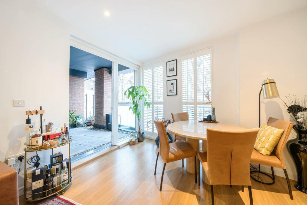2 bedroom flat for sale in Balham Hill, Balham, SW12