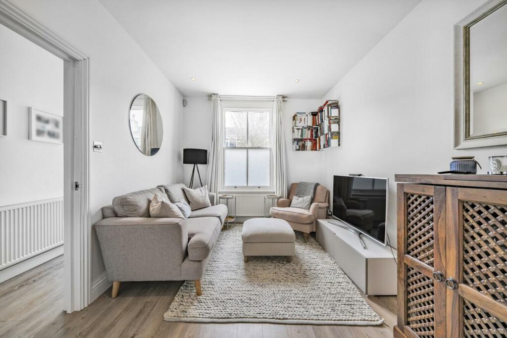 3 bedroom terraced house for sale in Balham New Road, Balham, SW12