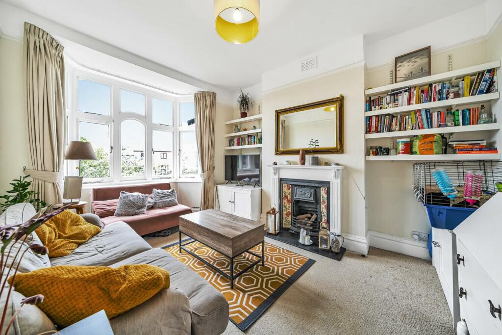 3 bedroom flat for sale in Weir Road, Balham, SW12