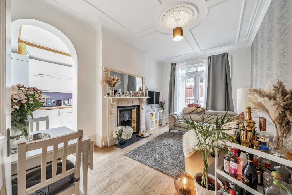 2 bedroom flat for sale in Wontner Road, Balham, SW17