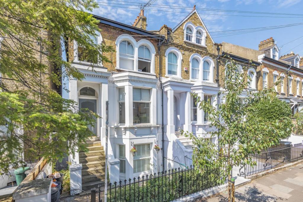 1 bedroom flat for sale in Endlesham Road, Balham, SW12