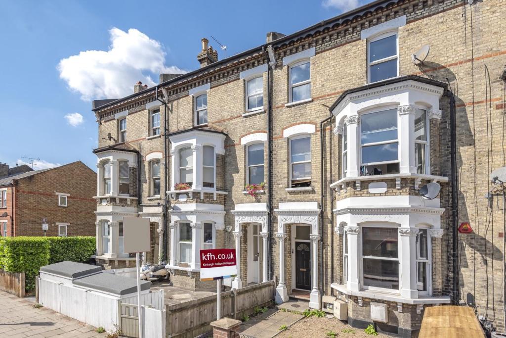 2 bedroom flat for sale in Cavendish Road, Balham, SW12