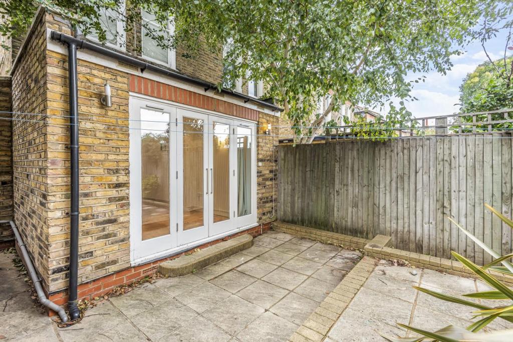 2 bedroom flat for sale in Rowfant Road, Balham, SW17