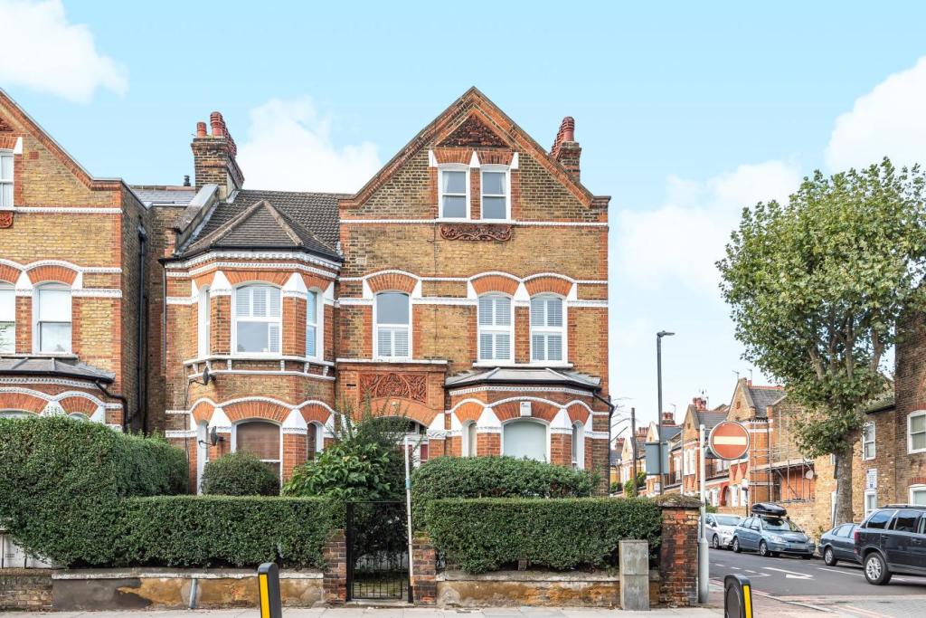 2 bedroom flat for sale in Trinity Road, Tooting, SW17