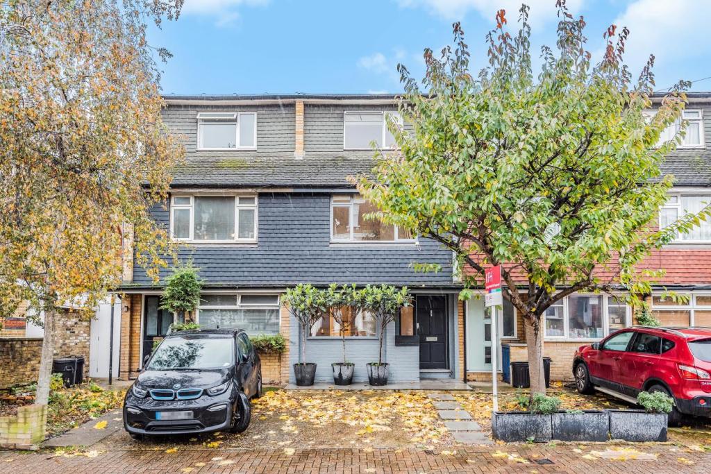 3 bedroom terraced house for sale in Ramsden Road, Balham, SW12