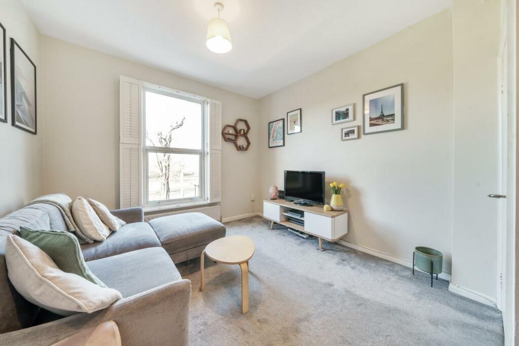 1 bedroom flat for sale in Battersea Rise, Battersea, SW11