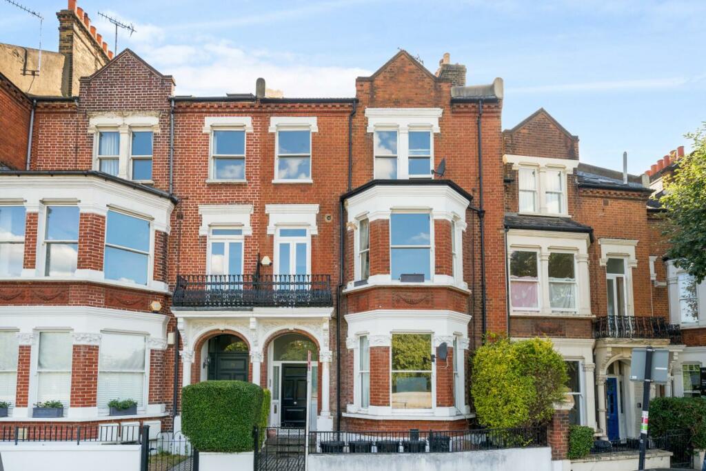 2 bedroom flat for sale in Wandsworth Common West Side, Battersea, SW18