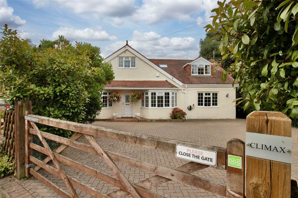 4 bedroom detached house for sale in Main Road, Longfield Hill