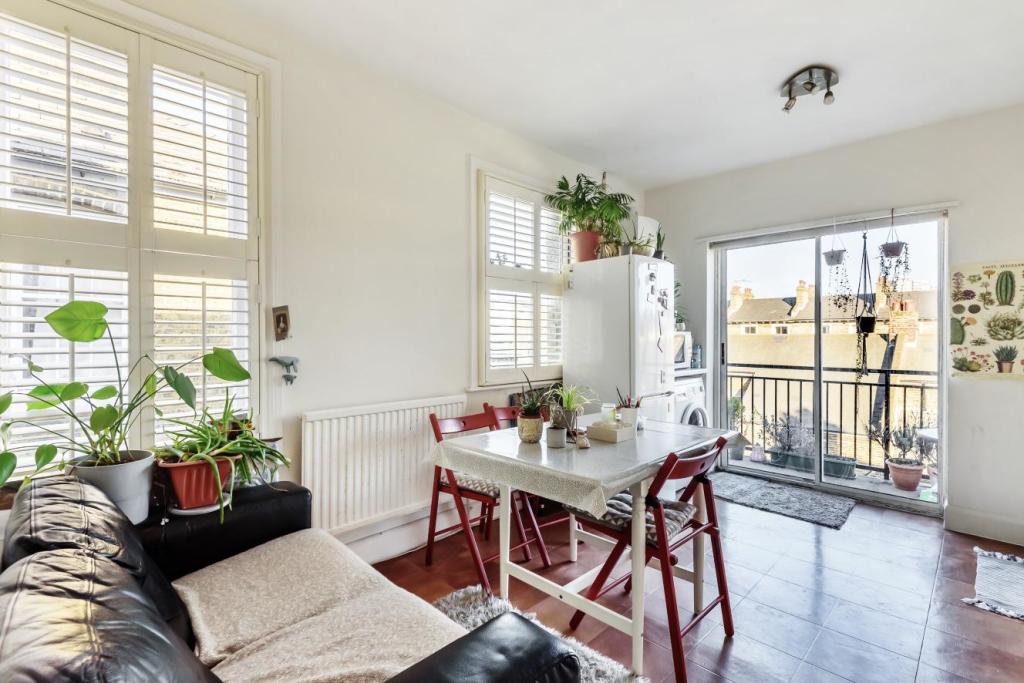 2 bedroom for sale in Queenstown Road, Battersea, SW8