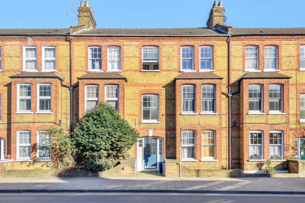 2 bedroom for sale in Queenstown Road, Battersea, SW8