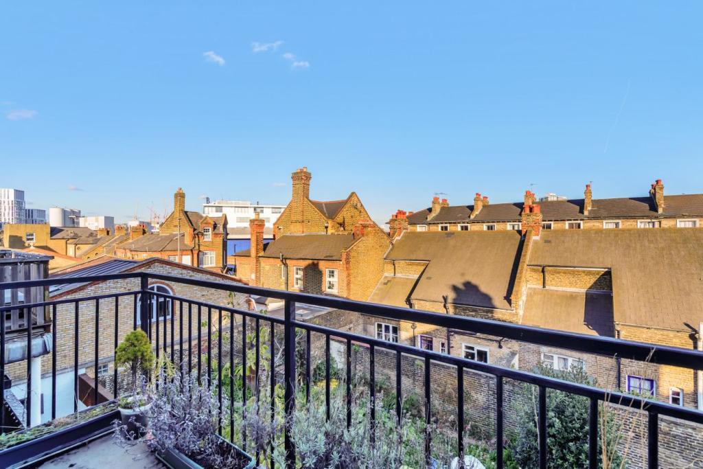 2 bedroom for sale in Queenstown Road, Battersea, SW8