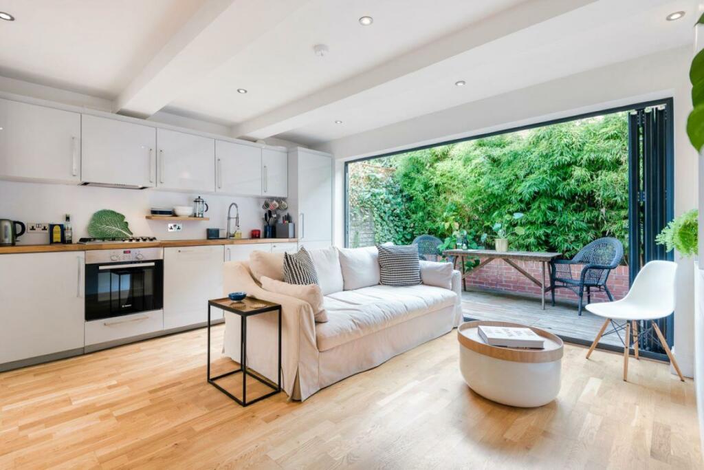 2 bedroom flat for sale in Latchmere Road, Battersea, SW11