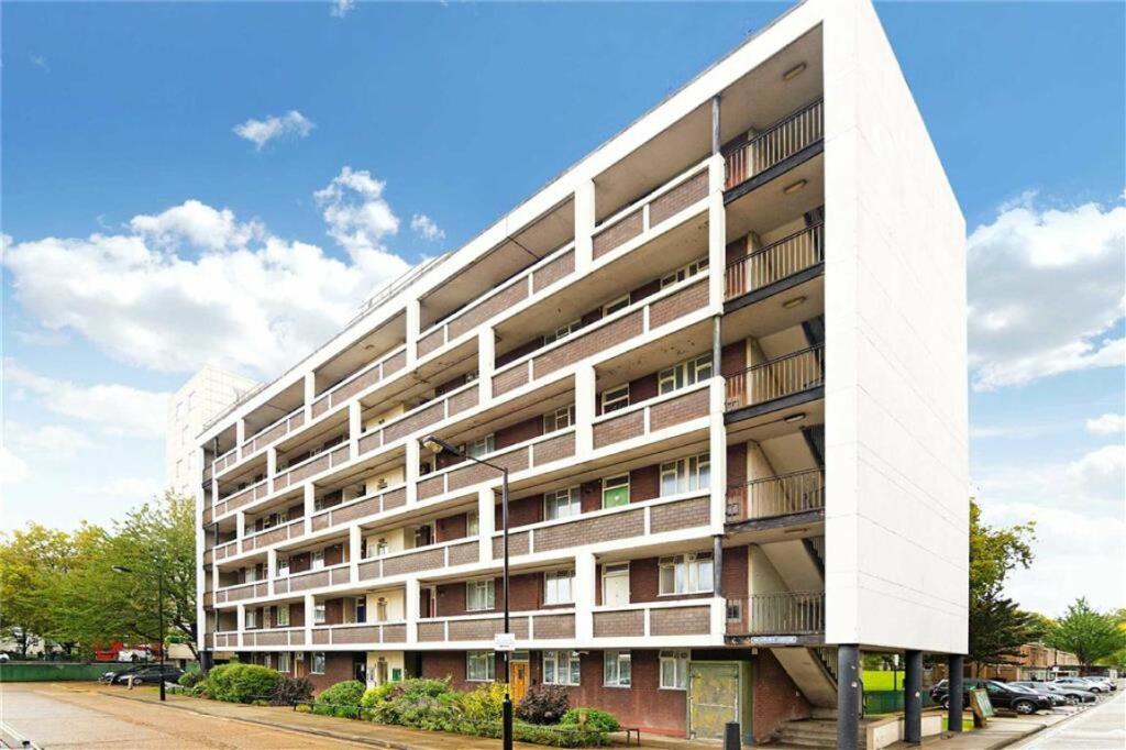 2 bedroom flat for sale in Hallfield Estate, Bayswater, W2