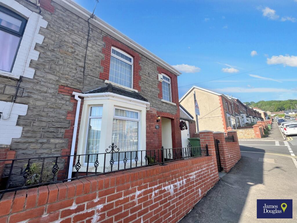 4 bedroom end of terrace house for sale in Mound Road, Maesycoed