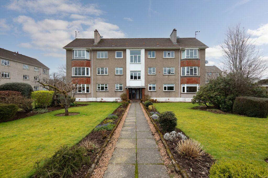 2 bedroom flat for sale in Castle Court, Kings Gardens, Newton Mearns, G77