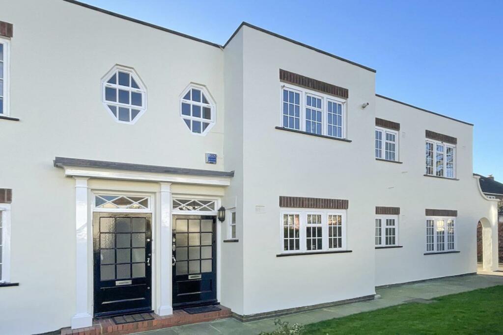 3 bedroom flat for sale in Lock Chase, Blackheath, SE3