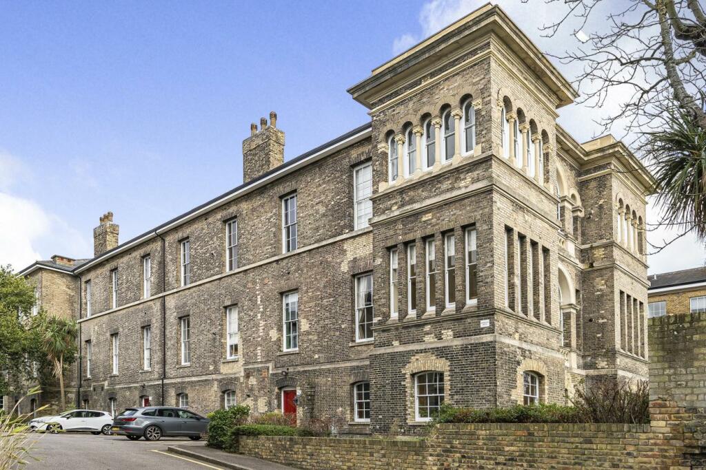 3 bedroom flat for sale in Gilbert Close, Shooters Hill, SE18