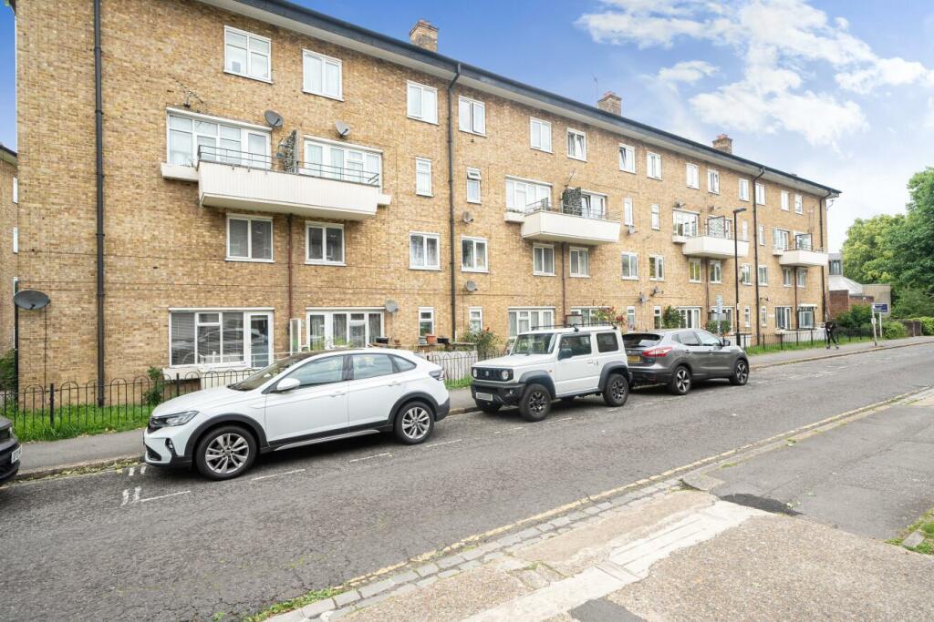 3 bedroom flat for sale in Lawn Terrace, Blackheath, SE3