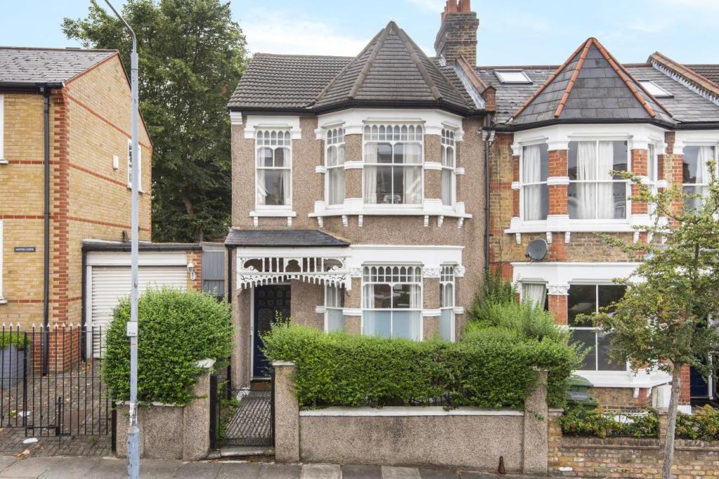 3 bedroom terraced house for sale in Mayhill Road, Charlton, SE7