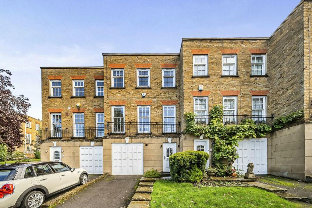 4 bedroom terraced house for sale in Woodclyffe Drive, Chislehurst, BR7