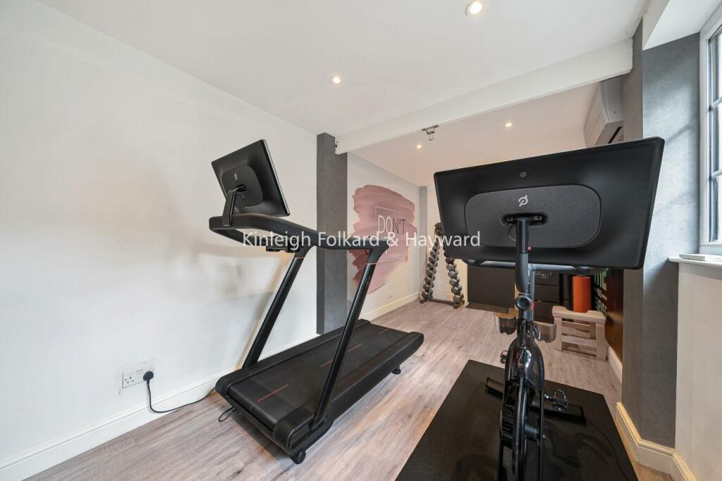 Additional property image - Pickwick Way, Chislehurst
